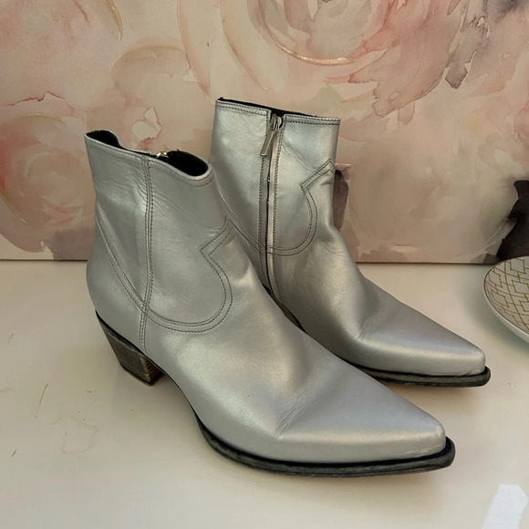 ! Alessandro Vasini CLINT ANKLE BOOT IN DISTRESSED SILVER LEATHER - Picture 5 of 13